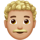 Mann: mittelhelle Hautfarbe, lockiges Haar