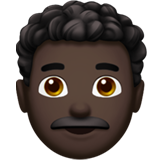 Mann: dunkle Hautfarbe, lockiges Haar