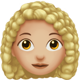 Frau: mittelhelle Hautfarbe, lockiges Haar