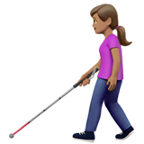 Frau mit Langstock: mittlere Hautfarbe