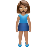 stehende Frau: mittlere Hautfarbe