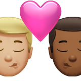 sich küssendes Paar: Mann, Mann, mittelhelle Hautfarbe und mitteldunkle Hautfarbe