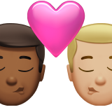 sich küssendes Paar: Mann, Mann, mitteldunkle Hautfarbe und mittelhelle Hautfarbe