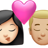 sich küssendes Paar: Frau, Mann, helle Hautfarbe und mittelhelle Hautfarbe