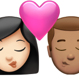 sich küssendes Paar: Frau, Mann, helle Hautfarbe und mittlere Hautfarbe