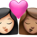 sich küssendes Paar: Frau, Frau, helle Hautfarbe und mittlere Hautfarbe