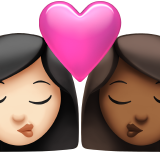 sich küssendes Paar: Frau, Frau, helle Hautfarbe und mitteldunkle Hautfarbe