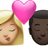 sich küssendes Paar: Frau, Mann, mittelhelle Hautfarbe und dunkle Hautfarbe