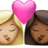 sich küssendes Paar: Frau, Frau, mittelhelle Hautfarbe und mitteldunkle Hautfarbe