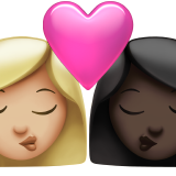sich küssendes Paar: Frau, Frau, mittelhelle Hautfarbe und dunkle Hautfarbe