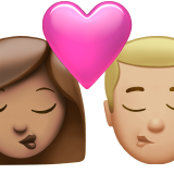 sich küssendes Paar: Frau, Mann, mittlere Hautfarbe und mittelhelle Hautfarbe