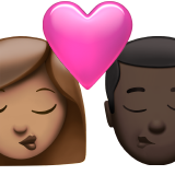 sich küssendes Paar: Frau, Mann, mittlere Hautfarbe und dunkle Hautfarbe