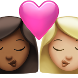 sich küssendes Paar: Frau, Frau, mitteldunkle Hautfarbe und mittelhelle Hautfarbe