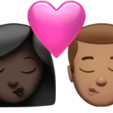 sich küssendes Paar: Frau, Mann, dunkle Hautfarbe und mittlere Hautfarbe