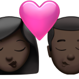 sich küssendes Paar: Frau, Mann und dunkle Hautfarbe