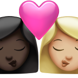 sich küssendes Paar: Frau, Frau, dunkle Hautfarbe und mittelhelle Hautfarbe