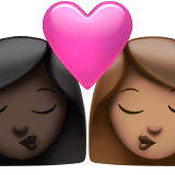 sich küssendes Paar: Frau, Frau, dunkle Hautfarbe und mittlere Hautfarbe