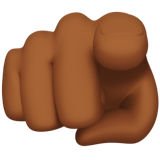 auf Betrachter zeigender Zeigefinger: mitteldunkle Hautfarbe