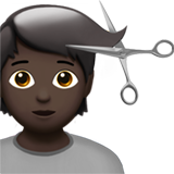 Person beim Haareschneiden: dunkle Hautfarbe