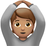 Person mit Händen auf dem Kopf: mittlere Hautfarbe