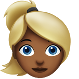 Frau: mitteldunkle Hautfarbe, blond