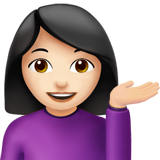 Infoschalter-Mitarbeiterin: helle Hautfarbe