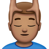 Mann, der eine Kopfmassage bekommt: mittlere Hautfarbe