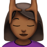 Frau, die eine Kopfmassage bekommt: mitteldunkle Hautfarbe