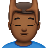 Mann, der eine Kopfmassage bekommt: mitteldunkle Hautfarbe