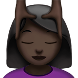 Frau, die eine Kopfmassage bekommt: dunkle Hautfarbe