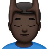 Mann, der eine Kopfmassage bekommt: dunkle Hautfarbe