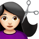 Frau beim Haareschneiden: helle Hautfarbe