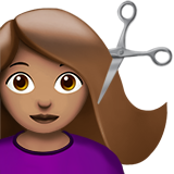 Frau beim Haareschneiden: mittlere Hautfarbe