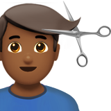 Mann beim Haareschneiden: mitteldunkle Hautfarbe