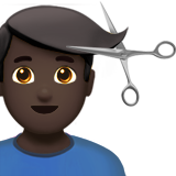 Mann beim Haareschneiden: dunkle Hautfarbe