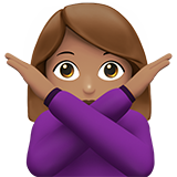 Frau mit überkreuzten Armen: mittlere Hautfarbe