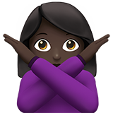 Frau mit überkreuzten Armen: dunkle Hautfarbe