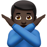 Mann mit überkreuzten Armen: dunkle Hautfarbe