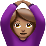 Frau mit Händen auf dem Kopf: mittlere Hautfarbe