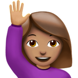 Frau mit erhobenem Arm: mittlere Hautfarbe