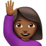 Frau mit erhobenem Arm: mitteldunkle Hautfarbe