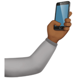 Selfie: mitteldunkle Hautfarbe