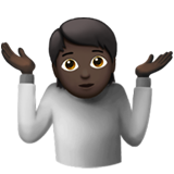 schulterzuckende Person: dunkle Hautfarbe